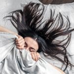 مضرات خوابیدن با موهای خیس