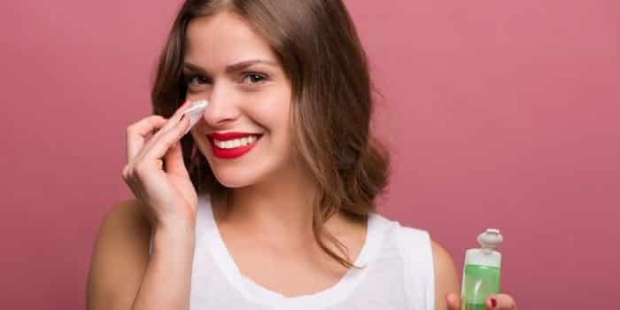 پاک کردن آرایش برای کنترل چربی بینی