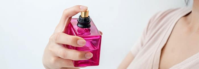 اسپری عطر روی قفسه سینه