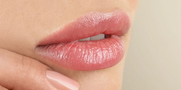 دلیل تیرگی لب