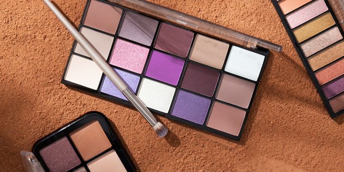 مراحل کشیدن خط چشم با سایه