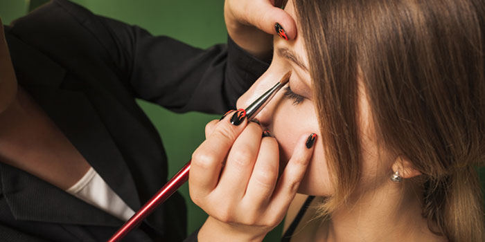 استفاده از سایه و کانتورینگ برای کم کردن فاصله چشم ها با آرایش