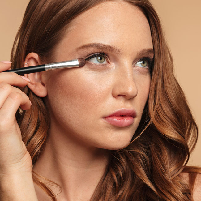 بهترین روش برای کم کردن فاصله چشم ها با آرایش چیست؟