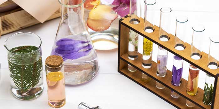 دلایل استفاده از ترکیبات مصنوعی در عطرسازی